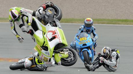 Jezdec Ducati Aleix Espargaro ztrácí kontrolu nad svým motocyklem.