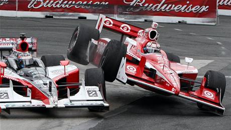 IndyCar Series v Torontu: Novozélanďan Dixon (vpravo) se po kontaktu s vozem Huntera-Reaye dostal do vzduchu. IndyCar Series v Torontu: Novozélanďan Dixon (vpravo) se po kontaktu s vozem Huntera-Reaye dostal do vzduchu.