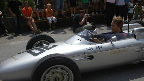 Sebastian Vettel v kokpitu Porsche 804-F1 z roku 1962.