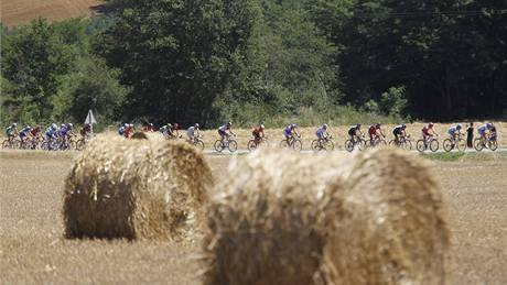 V 15. etapě Tour de France se cyklisté před závěrečným stoupáním schovali fotografům za balíky slámy. V 15. etapě Tour de France se cyklisté před závěrečným stoupáním schovali fotografům za balíky slámy.