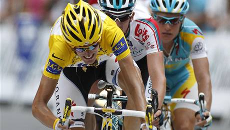 V 15. etap Tour de France se cyklisté ped závreným stoupáním schovali fotografm za balíky slámy