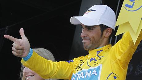 Alberto Contador se po 15. etap Tour de France oblékl do lutého trikotu vedoucího závodníka.