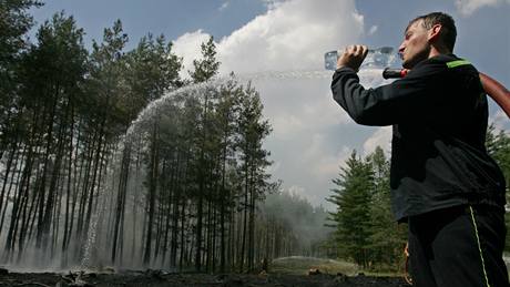 Hasii bojují s poárem lesa nedaleko Lázní Bohdane