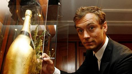 Americký herec Jude Law podepisuje zlatou lahev pro Centrum Paraple