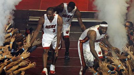 Hvzdy Miami Dwyane Wade, Chris Bosh and LeBron James se zdraví s fanouky.