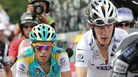 Alberto Contador (vlevo) a Andy Schleck v 9. etap Tour de France. 