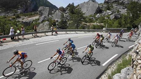 Cyklisté projídjí v 11. etap Tour de France skalními formacemi poblí Recoubeau-Jansaku. 