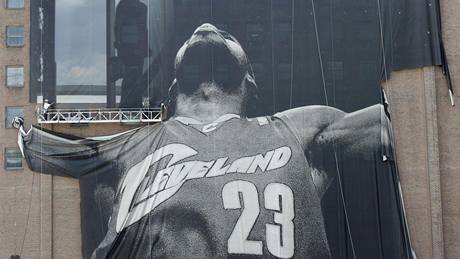 Obí reklama s LeBronem Jamesem mizí ze zdi clevelandského domu