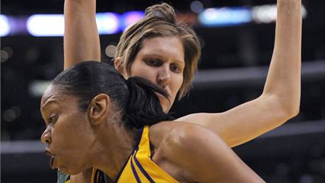 Jana Veselá (v pozadí) ze Seattlu Storm v duelu WNBA proti Los Angeles Sparks brání Tinu Thompsonovou