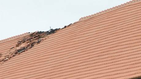 Stecha objektu v Tanech, do které pi sobotní bouce udeil blesk.  Ohe likvidovalo deset hasiských jednotek.