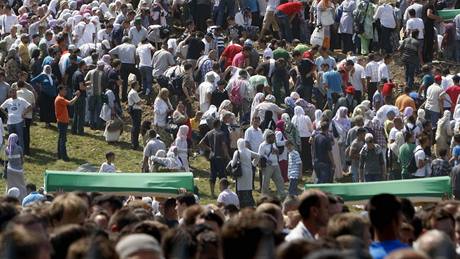 Památku obtí masakru v bosenské Srebrenici pijelo uctít 40 tisíc lidí. (11....