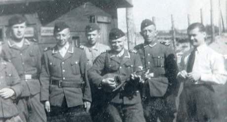 Dozorci v nacistickém táboe Belzec. Samuel Kunz je na fotografii tetí zprava s mandolínou v ruce 