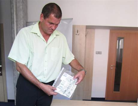 Kriminalista Antonín Hrdlika ukazuje 15 tisíc korun, které mly slouit jako záloha za vradu
