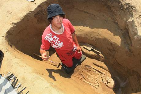 Na poli u Kyjova objevili archeologov destky hrob germnskho kmene Langobard (na snmku archeolog Dominik Pekrek)