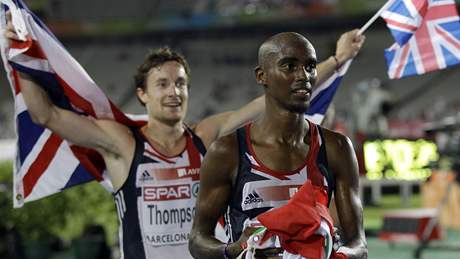 BRITSK DOUBLE. Zlat Mo Farah (vpoped) a stbrn Chris Thompson po zvod na 10000 metr na ME v Barcelon 