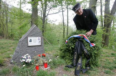 Sut Behy, 6. kvtna 2007 - pietn vzpomnka na esk letce, kte padli ve druh svtov vlce. len tetho odboje Milan Paumer, poloil vnec k jejich pamtnku.