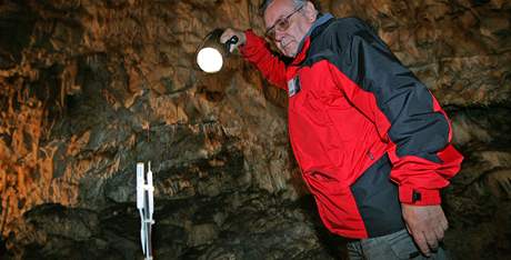 Prvodce Ivo tecl ukazuje teplotn senzory v Kateinsk jeskyni v Moravskm krasu