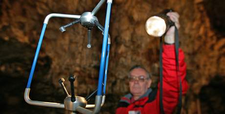 Prvodce Ivo tecl ukazuje teplotní senzory v Kateinské jeskyni v Moravském krasu