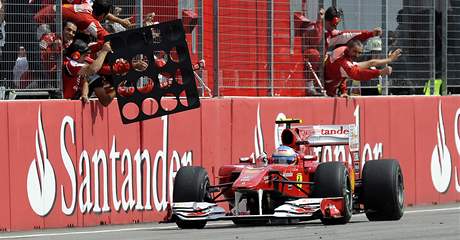 VTZ. Fernando Alonso z Ferrari projel clem ve Velk cen Nmecka jako prvn.