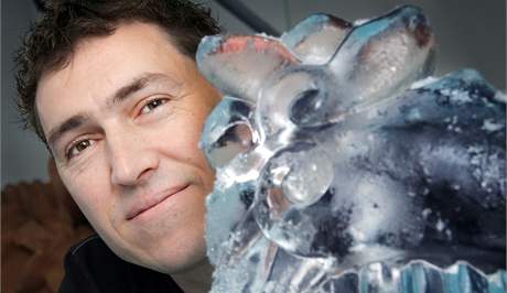 Podnikatel Robert Báa vyrábí sochy z ledu zhruba ti roky.