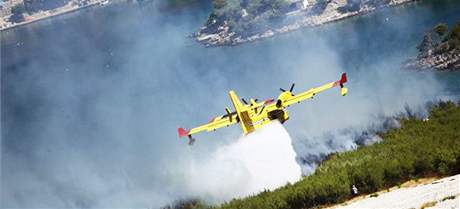 Hoící les v chorvatském Hvaru je haen pomocí speciálního letadla Canader.