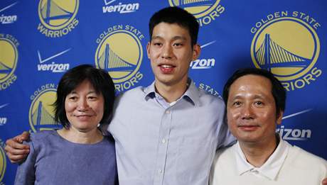 Jeremy Lin se svými rodii jako erstvá posila Golden State Warriors