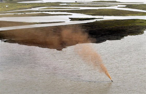 Po nárazu nákladní lod do vrtu v mlkých vodách u pobeí Louisiany do Mexického zálivu opt uniká ropa (28. ervence 2010)