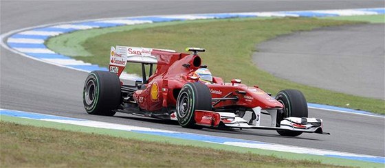 Fernando Alonso pi druhém tréninku na GP Nmecka