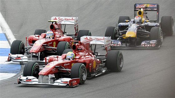 Velká cena Nmecka. V ele je Felipe Massa ze stáje Ferrari, následuje ho týmový kolega Fernando Alonso, tetím vzadu je Sebastian Vettel z Red Bullu.
