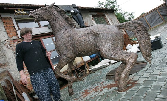 Socha Nikos Armutidis dotvoil sochu kon v ivotní velikosti pro první památník koním na slavkovském bojiti