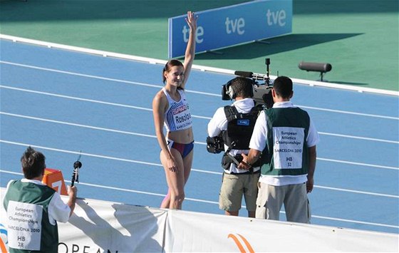 Denisa Rosolová slaví postup do finále na 400 metr na ME v Barcelon