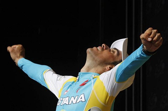 Alberto Contador zvládl asovku a bude se radovat z vítzství na Tour de France