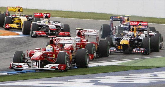 VEDL. Massa z Ferrari v ele Velké ceny Nmecka, závod ale nakonec vyhrál jeho stájový kolega Alonso.