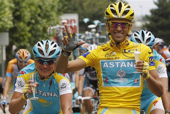 TETÍ TRIUMF. Jedu si pro tetí vítzství Tour de France, ukazuje Alberto Contador bhem poslední etapy letoního roníku slavného závodu.