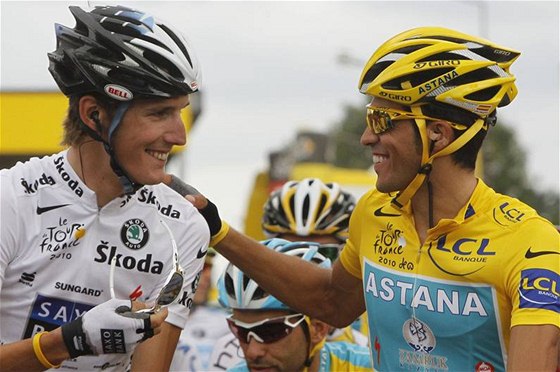 JI S ÚSMVEM. Alberto Contador (vpravo) má triumf na Tour de France jistý, me se proto s úsmvem bavit se svým soupeem Andym Schleckem.