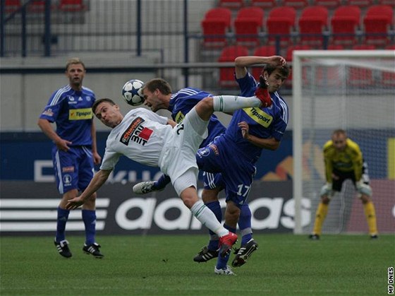 Olomoutí Marek Kaák s Tomáem Hoavou a jablonecký David Lafata (v bílém) v souboji o mí.