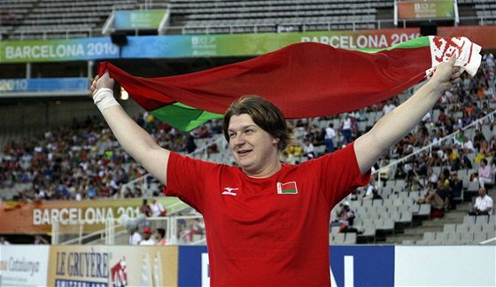 Nadeda Ostapuková oslavuje zisk zlaté medaile v souti koulaek.