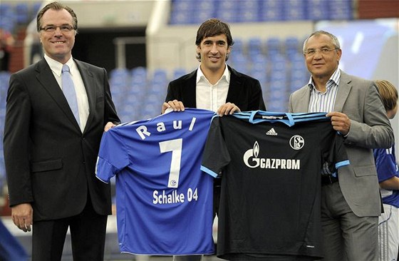 NOVÁ POSILA. Schalke vítá panlského útoníka Raúla, vpravo trenér Felix Magath.