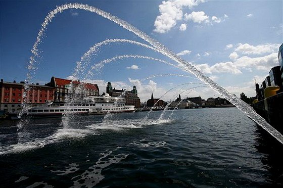 Malmö, pes fontánu pohled ke starému mstu