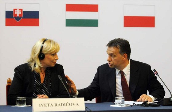 Slovenská premiérka Iveta Radiová se svým maarským protjkem Viktorem Orbánem (20. ervence 2010)