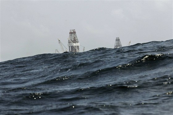 Do Mexického zálivu se ene boue Bonnie. Na snímku vlny ásten zakrývají výhled na místo ropné havárie (22. ervence 2010)