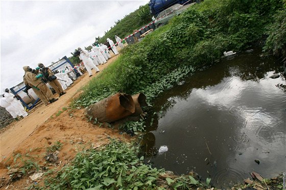 Na snímku je skládka poblí msta Abidan, kde byl uloen toxický odpad firmy Trafigura (18. záí 2006)