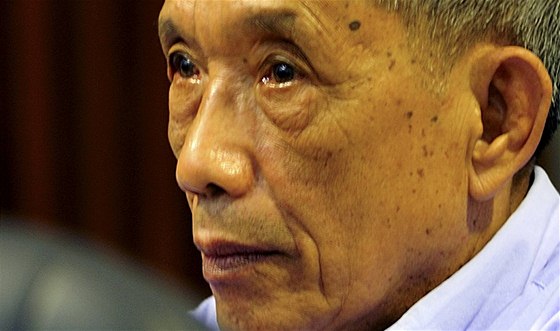 Kang Kek leu, velitel S-21 pezdívaný Duch, ped soudem za válené zloiny (26. ervence 2010)
