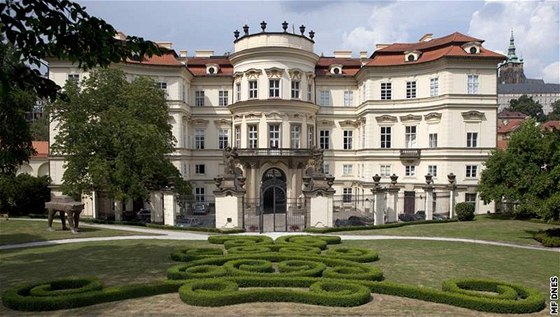 ¨Lidé si mohou prohlédnout i Lobkovický palác, ve kterém ambasáda sídlí.