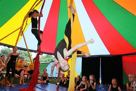 Dti v pímstském táboe v Luánkách secviily za týden pedstavení s Cirkusem Legranda, které zahrály svým rodim. (23. ervence 2010)