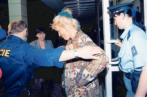 V ervnu 1998 poslala soudkyn Reginu Rázlovou do vazby.