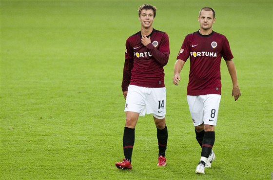 RUDÝ DRES VYMNÍ ZA ERVENÝ REPREZENTANÍ. Mladý fotbalista Václav Kadlec (vlevo) dostal pozvánku do reprezentace.