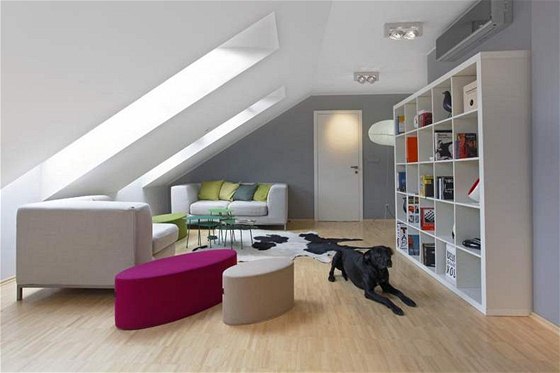 Obývací pokoj je vybavený peván skandinávským nábytkem