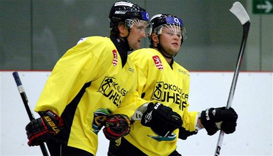 Fintí hokejisté Petri Kokko (vlevo) a Jesse Saarinen se u pipravují s karlovarským týmem.
