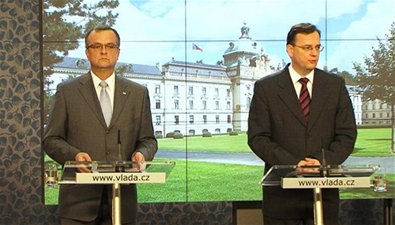 Ministr financí Miroslav Kalousek se hádá s premiérem Petrem Neasem. Nejde jen o stovku z daní na likvidaci následk povodní, ale i o to, kdo se víc blýskne ped podzimními volbami ped volii.
